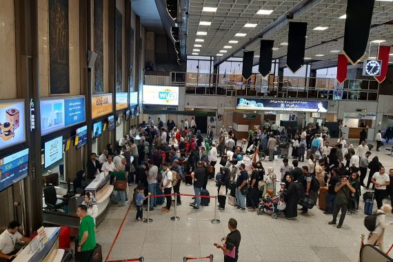 العديد من الركاب الإيرانيين يأتون إلى مطار مهرآباد بحثا عن تذكرة ملغاة في اللحظات الأخيرة (الجزيرة)